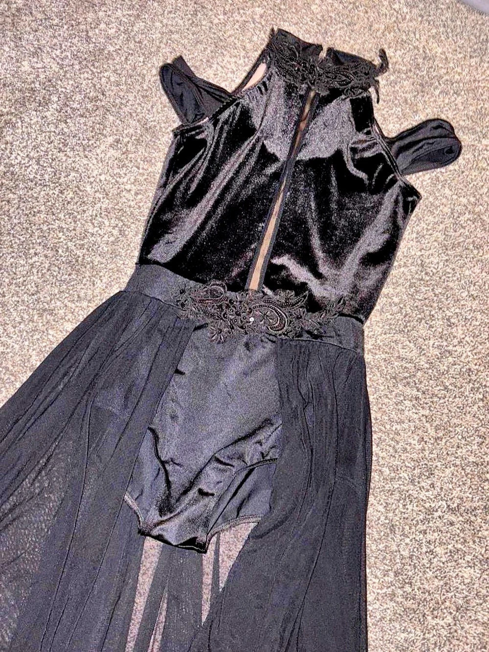 Black velvet gothic dress with lace trim - Picture 3 of 5